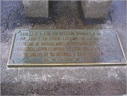 Monolito en homenaje a la expedición española en Puerto del Hambre
